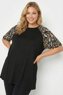 טי שירט במידות גדולות שרוולים קצרים צווארון עגול ודוגמת נמר