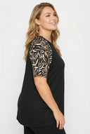 טי שירט במידות גדולות שרוולים קצרים צווארון עגול ודוגמת נמר