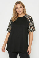 טי שירט במידות גדולות שרוולים קצרים צווארון עגול ודוגמת נמר