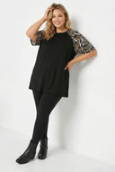 טי שירט במידות גדולות שרוולים קצרים צווארון עגול ודוגמת נמר