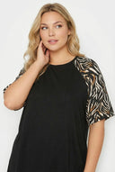 טי שירט במידות גדולות שרוולים קצרים צווארון עגול ודוגמת נמר