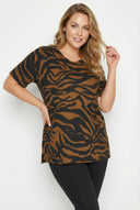 חולצה במידות גדולות שרוול קצר צווארון עגול שסעים בצדדים עם הדפס 303739