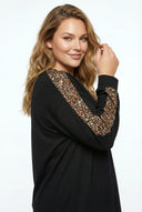 טי־שירט במידות גדולות שרוול ארוך צווארון עגול רחב (U) דוגמת נמר 303781