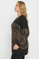 טי־שירט במידות גדולות שרוול ארוך צווארון V דוגמת נמר 303784