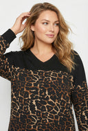 טי־שירט במידות גדולות שרוול ארוך צווארון V דוגמת נמר 303784