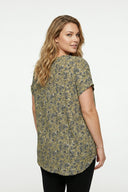 חולצה במידות גדולות צווארון פתוח עם חריץ שרוול קצר מכפלת אסימטרית עם הדפס 303867