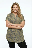 חולצה במידות גדולות צווארון פתוח עם חריץ שרוול קצר מכפלת אסימטרית עם הדפס 303867
