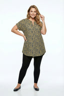 חולצה במידות גדולות צווארון פתוח עם חריץ שרוול קצר מכפלת אסימטרית עם הדפס 303867