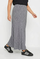 חצאית מקסי במידות גדולות גומי במותן כיסים קדמיים בד במרקם 303899