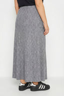 חצאית מקסי במידות גדולות גומי במותן כיסים קדמיים בד במרקם 303899
