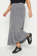 חצאית מקסי במידות גדולות גומי במותן כיסים קדמיים בד במרקם 303899