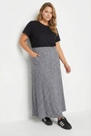 חצאית מקסי במידות גדולות גומי במותן כיסים קדמיים בד במרקם 303899