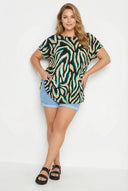 חולצה במידות גדולות עם צווארון עגול שרוולים קצרים והדפס זברה 303918