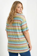 טישירט במידות גדולות עם צווארון V ודוגמת זברה פסים