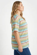 טישירט במידות גדולות עם צווארון V ודוגמת זברה פסים