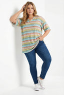 טישירט במידות גדולות עם צווארון V ודוגמת זברה פסים