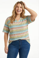 טישירט במידות גדולות עם צווארון V ודוגמת זברה פסים