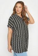 חולצה מכופתרת במידות גדולות שרוול קצר עם הדפס 303962
