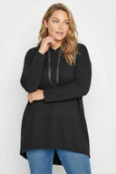 סווטשירט ארוך במידות גדולות עם קפוצ׳ון שרוול ארוך גזרה אסימטרית