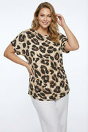 חולצה במידות גדולות עם צווארון עגול שרוולים קצרים והדפס מנומר עם עיטור טבעות מתכת 304127