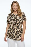 חולצה במידות גדולות עם צווארון עגול שרוולים קצרים והדפס מנומר עם עיטור טבעות מתכת 304127