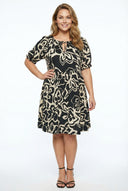 שמלה במידות גדולות עם צווארון מכיווץ שרוולים קצרים גזרה עם גומי במותן ואורך מידי 304140