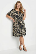 שמלה במידות גדולות עם צווארון מכיווץ שרוולים קצרים גזרה עם גומי במותן ואורך מידי 304140