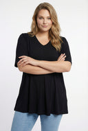 חולצה במידות גדולות עם צווארון V צבע אחיד חיתוך אסימטרי עם אלסטן 320315