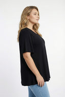 חולצה במידות גדולות עם צווארון V צבע אחיד חיתוך אסימטרי עם אלסטן 320315