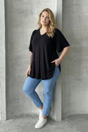 חולצה במידות גדולות עם צווארון V צבע אחיד חיתוך אסימטרי עם אלסטן 320315