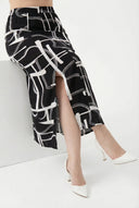 חצאית ארוכה במידות גדולות דוגמת אבסטרקט שסעים בצדדים 98-120