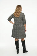 שמלה במידות גדולות חצי שרוול צווארון עגול עם כיסים גזרה אסימטרית 98-130