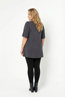 חולצה במידות גדולות צווארון V ללא הדפס גזרה אסימטרית לייקרה MDL-3