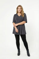 חולצה במידות גדולות צווארון V ללא הדפס גזרה אסימטרית לייקרה MDL-3