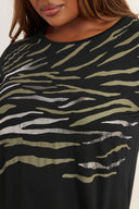 טישירט במידות גדולות שרוול קצר צווארון עגול דוגמת חיות פרטי מטאלי 304149