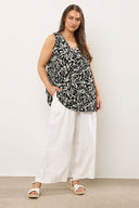 טישירט במידות גדולות עם צווארון V בלי שרוולים דוגמת פרחים חיתוך אסימטרי 616294