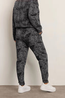 מכנסיים במידות גדולות גזרה צרה&nbsp; עם הדפס גומי במותן עם כיסים 304056