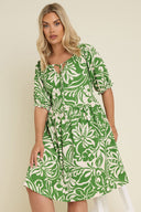 שמלה במידות גדולות עם דוגמת פרחים צווארון מכיווץ מיני 304112