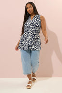 חולצה בלי שרוולים עם דוגמה אבסטרקטית ופירוט כפתורים במידות גדולות 322678