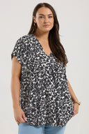 חולצה במידות גדולות צווארון V דוגמת פרחים שרוול קצר 321704