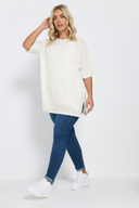 חולצה במידות גדולות עם צווארון עגול שרוולים קצרים שסעים בצדדים ושכבת ג'רסי פנימית 303434