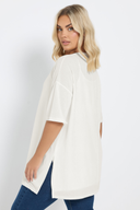 חולצה במידות גדולות עם צווארון עגול שרוולים קצרים שסעים בצדדים ושכבת ג'רסי פנימית 303434