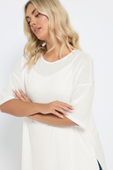 חולצה במידות גדולות עם צווארון עגול שרוולים קצרים שסעים בצדדים ושכבת ג'רסי פנימית 303434