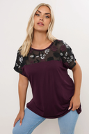 חולצה במידות גדולות עם צווארון עגול שרוולים קצרים ועיטורי פאייטים 322209