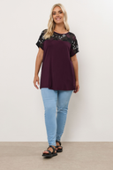חולצה במידות גדולות עם צווארון עגול שרוולים קצרים ועיטורי פאייטים 322209