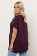 חולצה במידות גדולות עם צווארון עגול שרוולים קצרים ועיטורי פאייטים 322209