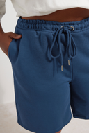 שורט רחב במידות גדולות עם כיסים גומי במותן 303199