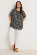 חולצה במידות גדולות שרוול קצר צווארון עגול עם הדפס 615913