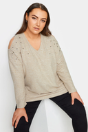 סוודר במידות גדולות צווארון V פרטי כתפיים מעוטרת באבנים 302776