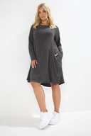 שמלה במידות גדולות שרוול ארוך צווארון עגול עם כיסים בד במרקם מיני 304008